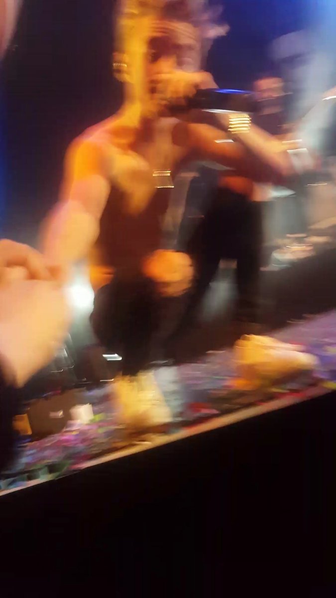 handsomexstyles's tweet photo. @JackJackJohnson you made me to the happiest girl in this world.❤ https://t.co/jaCxBuGVZK