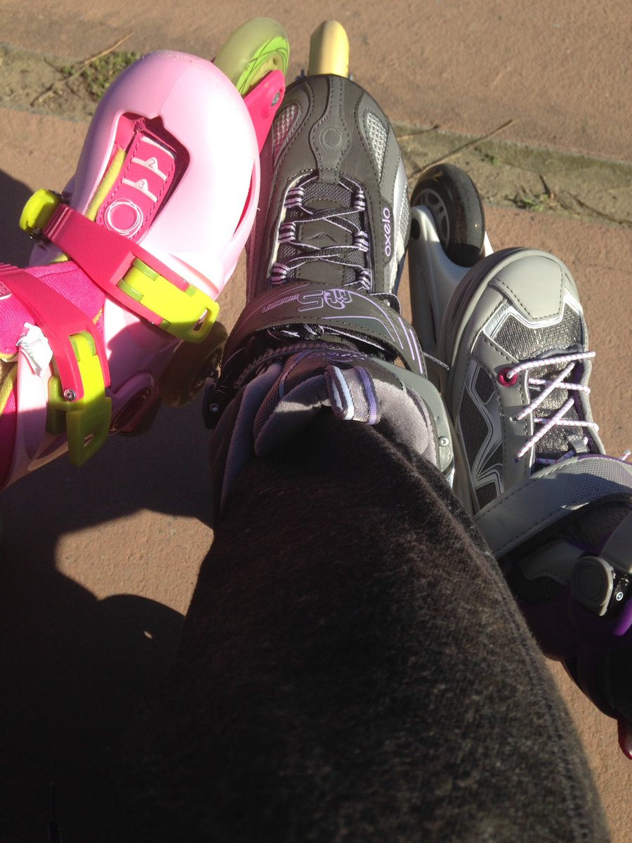 MyriamMariscal's tweet photo. Dia de patines #playa #castelldefels #orgulldeciutat #misniñasyyo https://t.co/UYcPVj2V0o