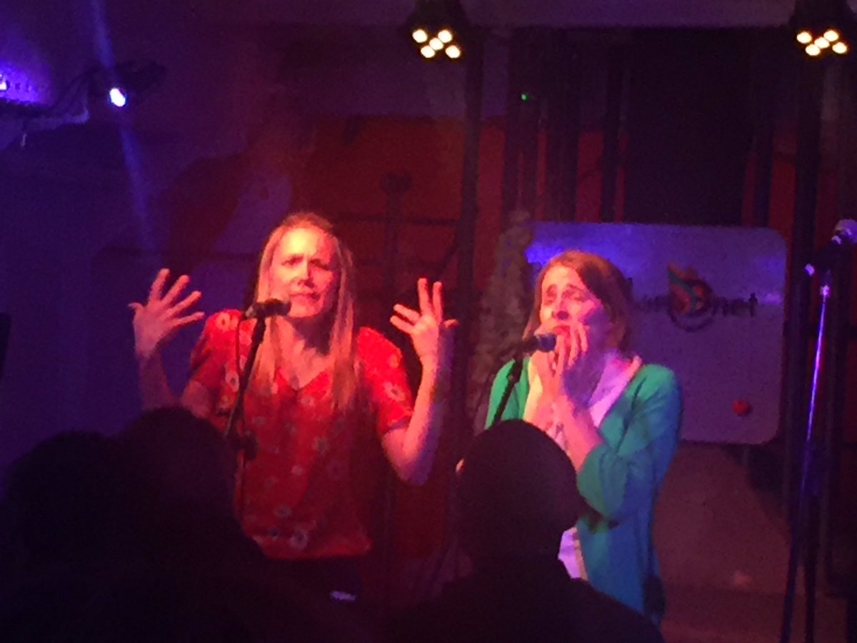 MusicalAvenue's tweet photo. Oh so lovely! Les #DevonSisters à la soiree OpenMic @amtliveparis @DevonGravesOFF https://t.co/gY1GtaXhzo
