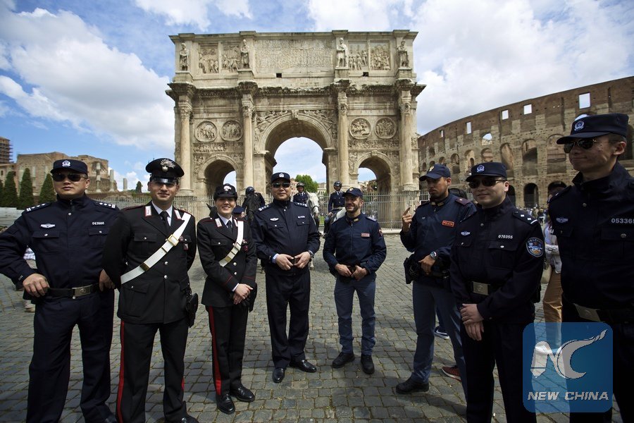 PDChina's tweet photo. Chinese police jointly patrol with Italian police in #Rome, #Milan in a program of a Sino-Italian agreement Mon https://t.co/E4I1jp3F98