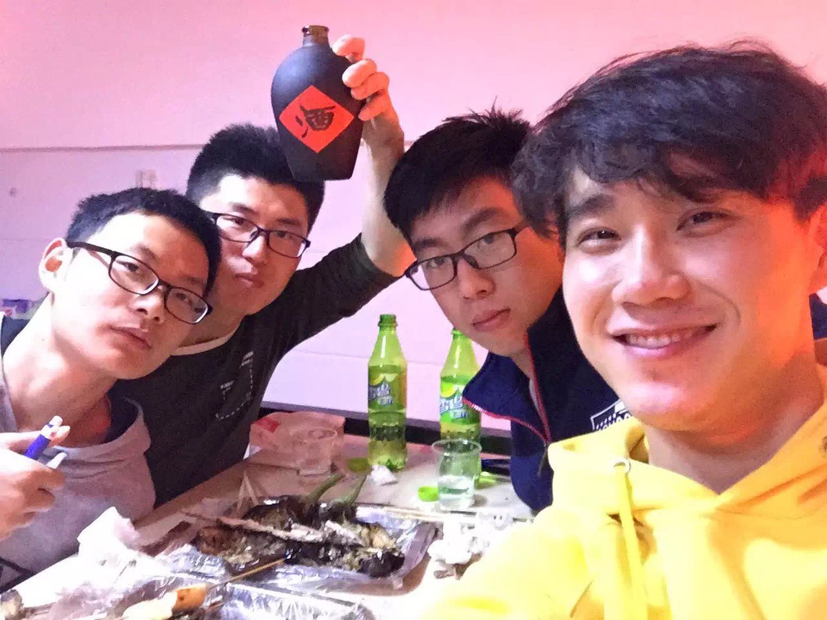 jaminhello's tweet photo. 聚齐宿舍四人大晚上撸串很难得了 https://t.co/Ey6SjNFKGW