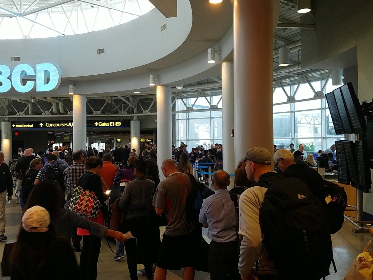 SweetdropMusic's tweet photo. @AmericanAir day 2 of you customer service line. #winning https://t.co/AutopkmiTy