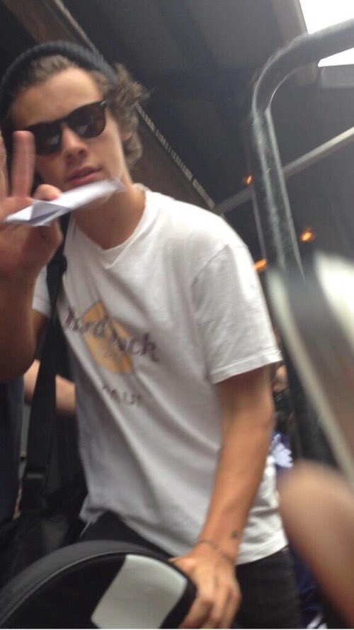 hi i'm charley, im new, you should rt this for me. it might earn you a dm from a pretty cool person (it's me.)