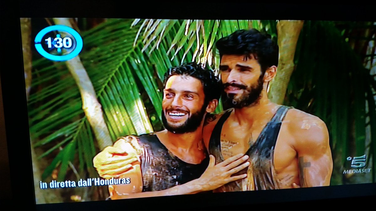 alb_pusceddu's tweet photo. Basta. Io già li shippo un sacco. #Chronas o #Jonastan? #isola https://t.co/3LvPojfeJ2