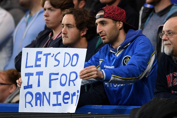 panditfootball's tweet photo. Let's do it for Ranieri. Kertas yg dibawa fans Chelsea #Respect https://t.co/mKSgM3H512