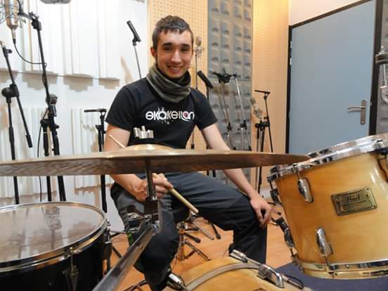 Gaur hasi gara gure bigarren diska grabatzen Estudios Kn. Bateria bukatutaa, Aúpa <a href="/DaniMatxii/">D.Matxi</a> !!