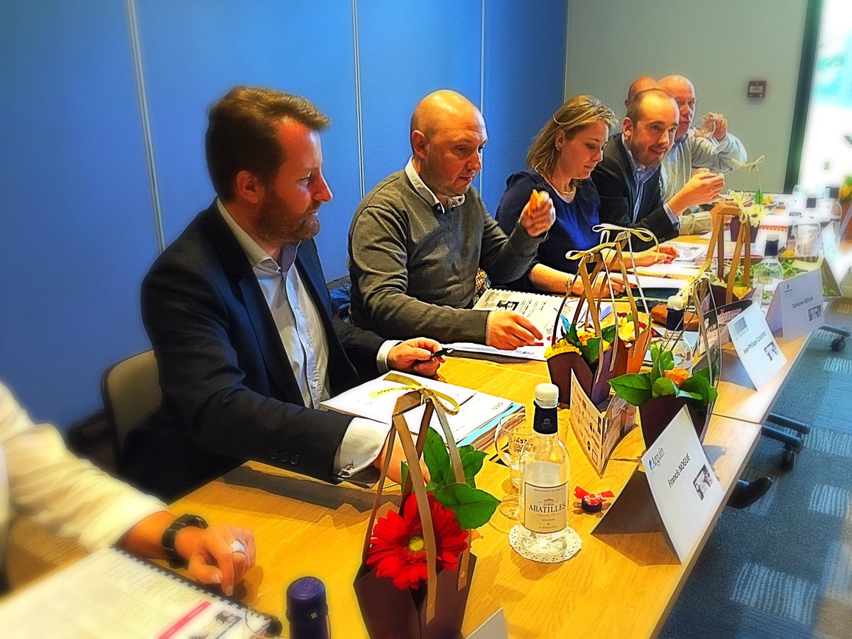 ClubDEBA's tweet photo. @challengeDEBA le jury en place pour accueillir les 14 candidats https://t.co/qJN4rPwAmZ