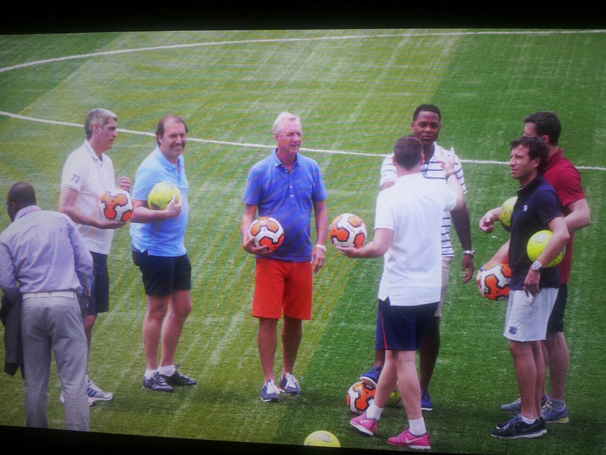 Remembering funny stories have lived the <a href="/ExBcnPlayers/">Ex-Barcelona players</a> in the pitch just before to start to Clinic!