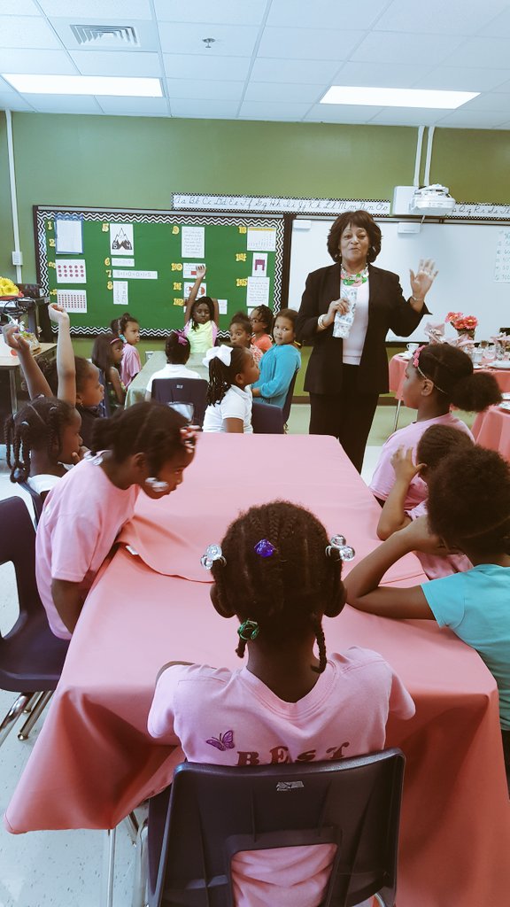 NnekaPink's tweet photo. Our Girls with Purpose learning about proper etiquette with Ms. Rosa @OakleyTigers https://t.co/zsVjJ9SpAJ