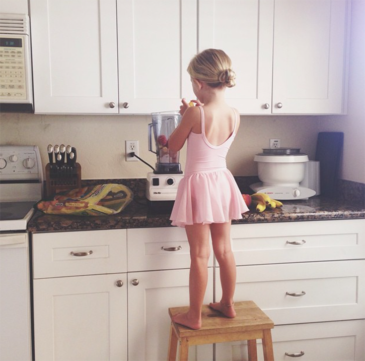 cooperrebecca's tweet photo. Our little #smoothie maker in training! Some of our fav smoothie #recipes here --> https://t.co/u8zt4Yaj4i @Vitamix https://t.co/NsTgS9MuYE