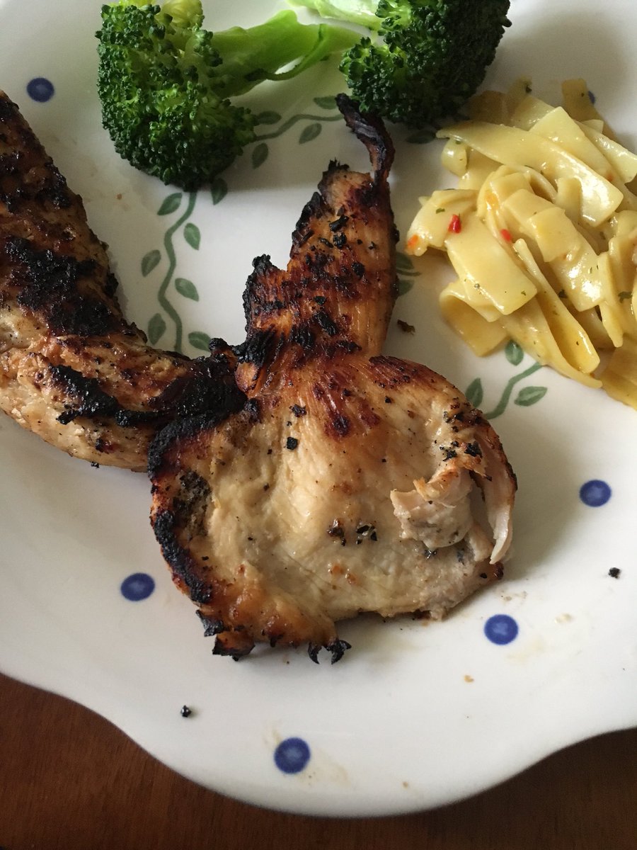 leo_babeu's tweet photo. Interesting chicken. https://t.co/zCNfyCVJG8