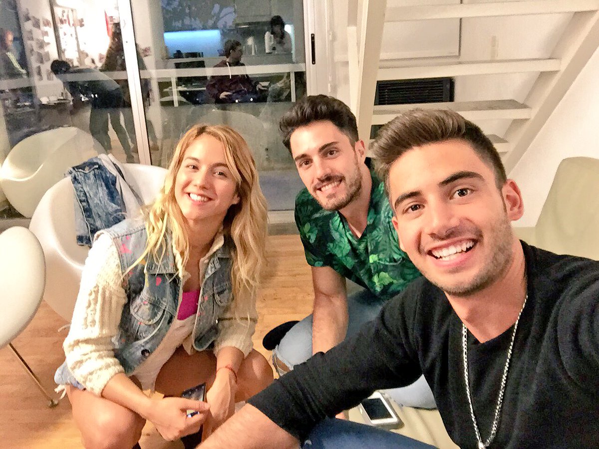 NicolasOcchiato's tweet image. Preparándonos para el CHIMEN PLUS en @FansEnVivo a las 7pm los leemos con #VamosDeCompras en fansenvivo.tv