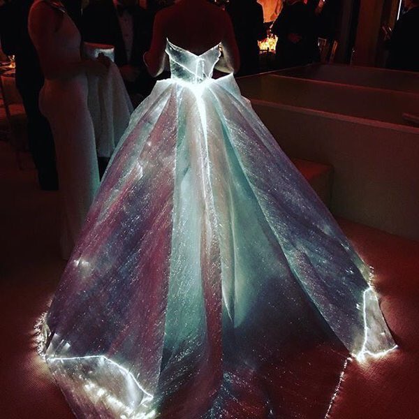 TLGBook's tweet photo. #clairedanes is a real life glow in the dark fairy tale princess come-to-life in this striking @Zac_Posen π #metgala https://t.co/PCQcaaO2A0