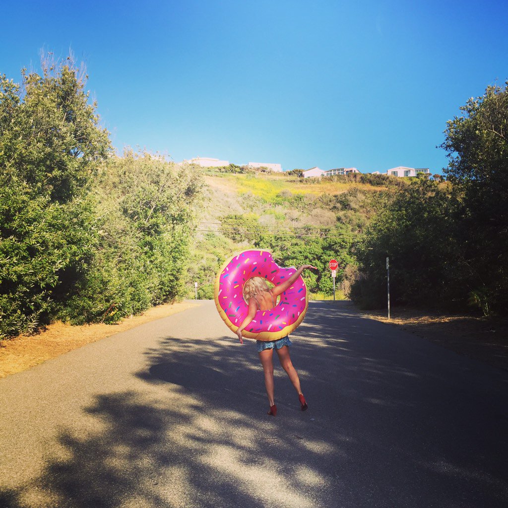 HunterTaran's tweet photo. "Do I look like a donut Alfredo?!" Agh my dream life! ❤️🍩 https://t.co/AJdEWrh8W4