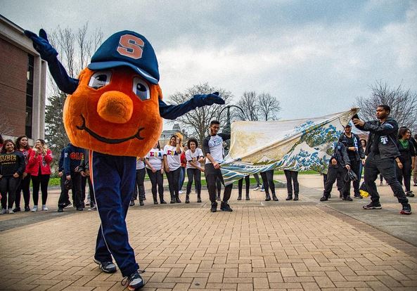 SyracuseU's tweet photo. #SyracuseU View: @TheOttoOrange participated with students in "Stomp the Quad," captured by  @bryancereijo ’17 https://t.co/h2YoIMTk6T