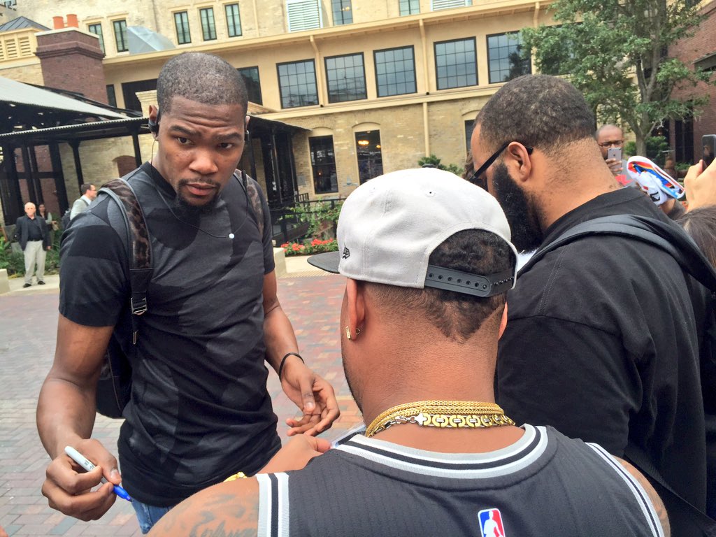 SergioChapa's tweet photo. Kevin Durant and other players of the OKC Thunder signed autographs for basketball fans outside the Hotel Emma #SATX https://t.co/7KlhRzyxaI