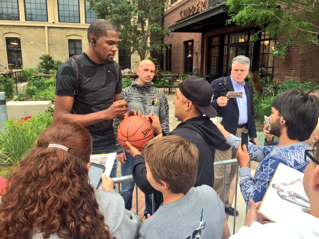 SergioChapa's tweet photo. Kevin Durant and other players of the OKC Thunder signed autographs for basketball fans outside the Hotel Emma #SATX https://t.co/7KlhRzyxaI