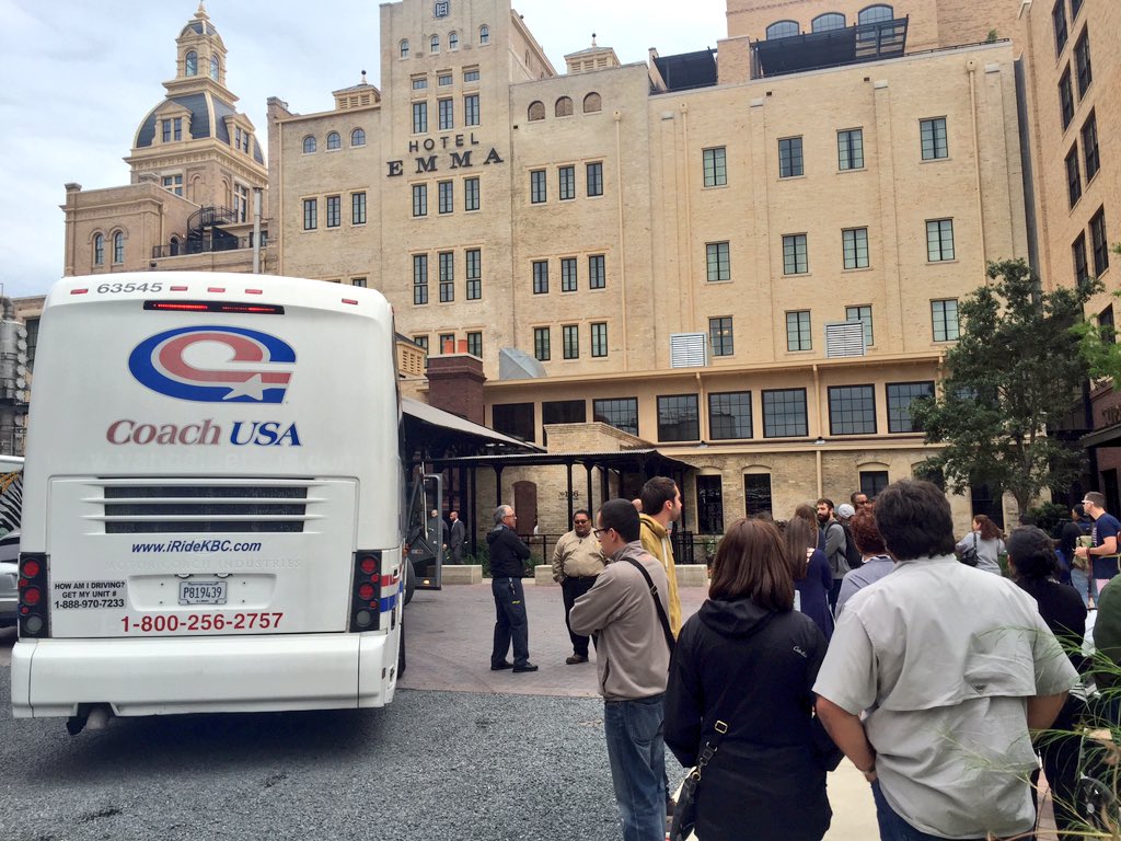 SergioChapa's tweet photo. Kevin Durant and other players of the OKC Thunder signed autographs for basketball fans outside the Hotel Emma #SATX https://t.co/7KlhRzyxaI