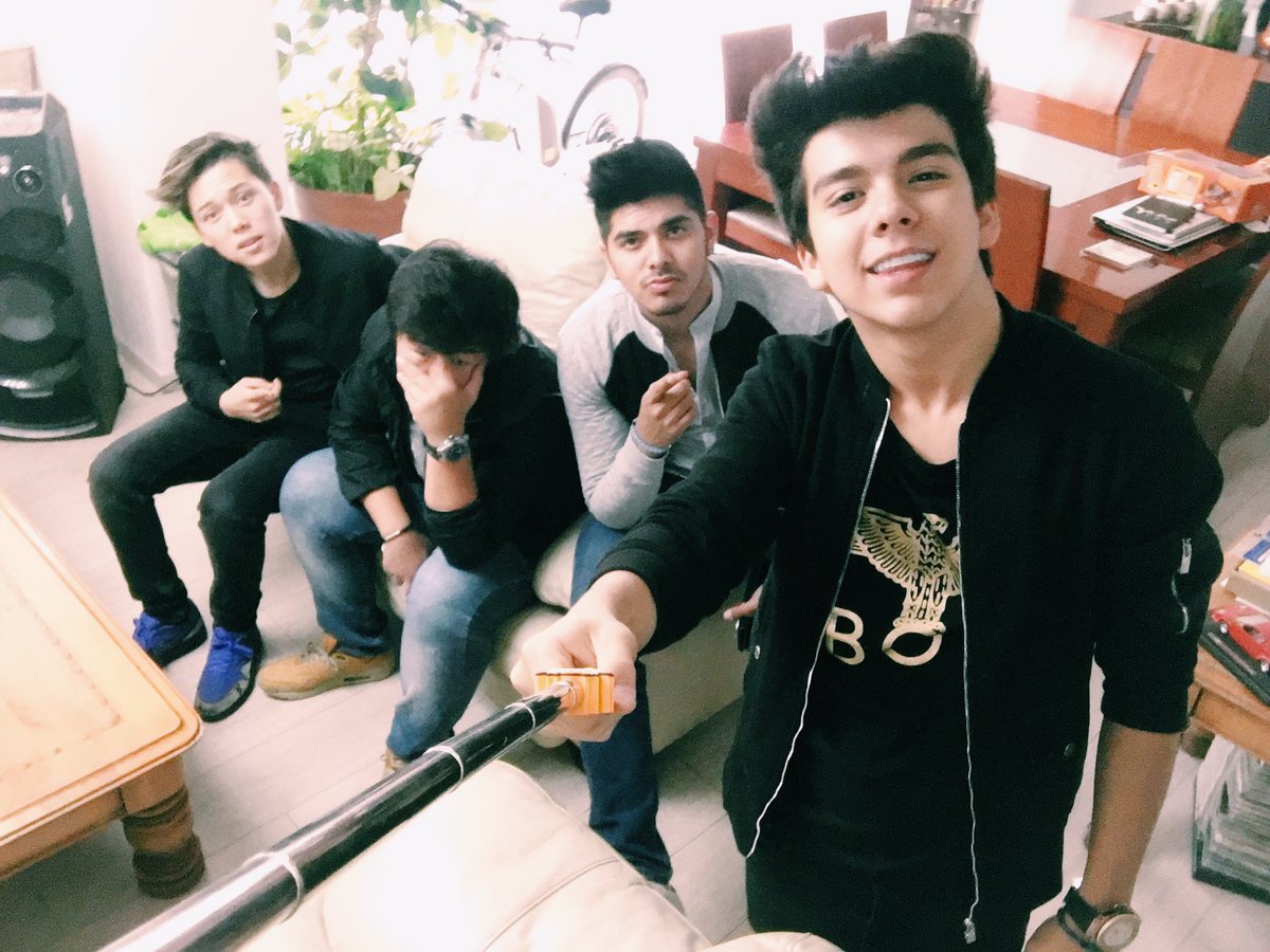 jancarlobg's tweet photo. Ahora sí tengo mi #SelfieFamiliar con mi hermoso selfie stick de @Cheetos_Mx https://t.co/4daH0lx2vE
