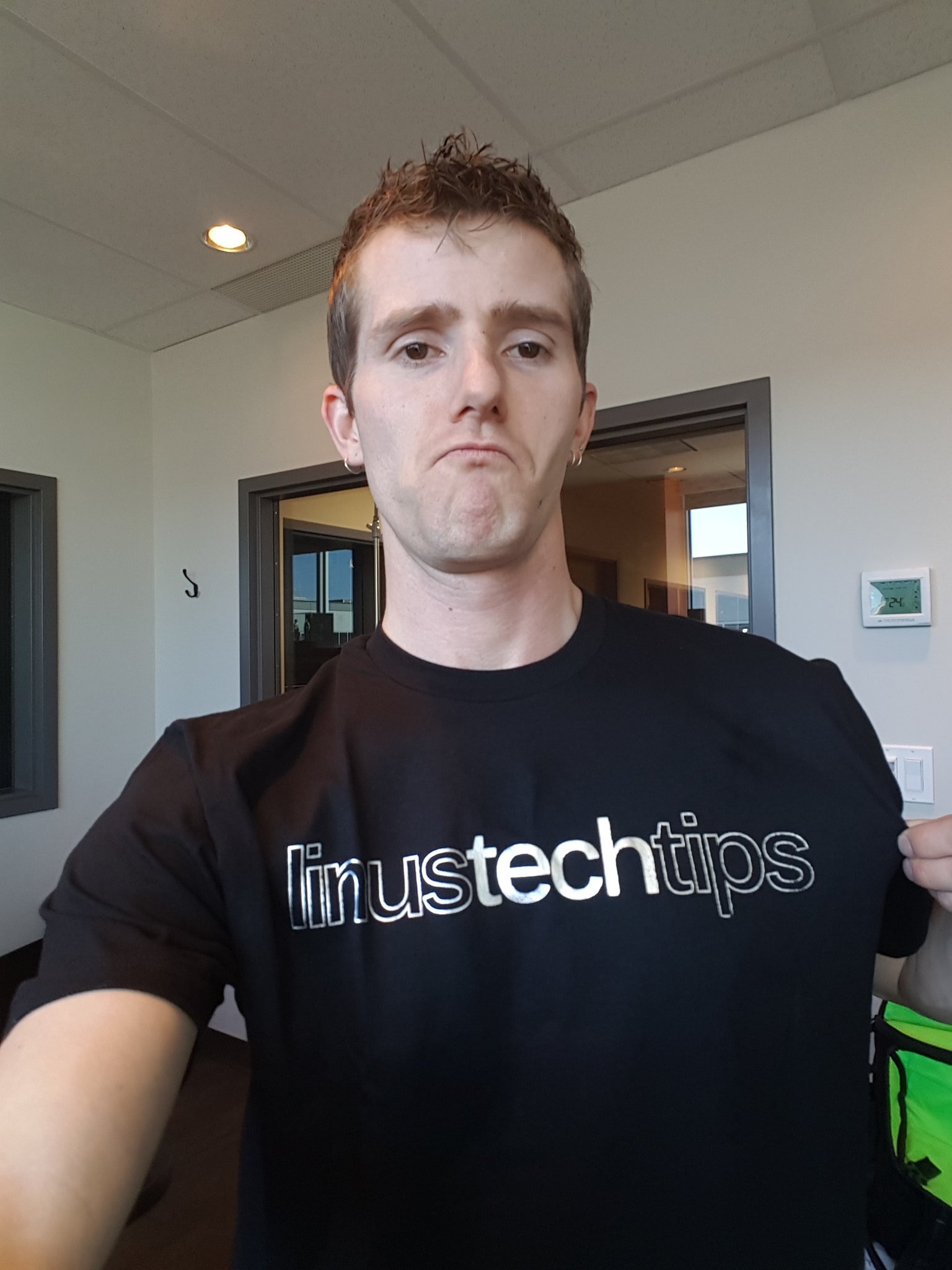 Linus tech. Linus tech tips. Linus sebastian. Линус стример. Linus tech tips face.