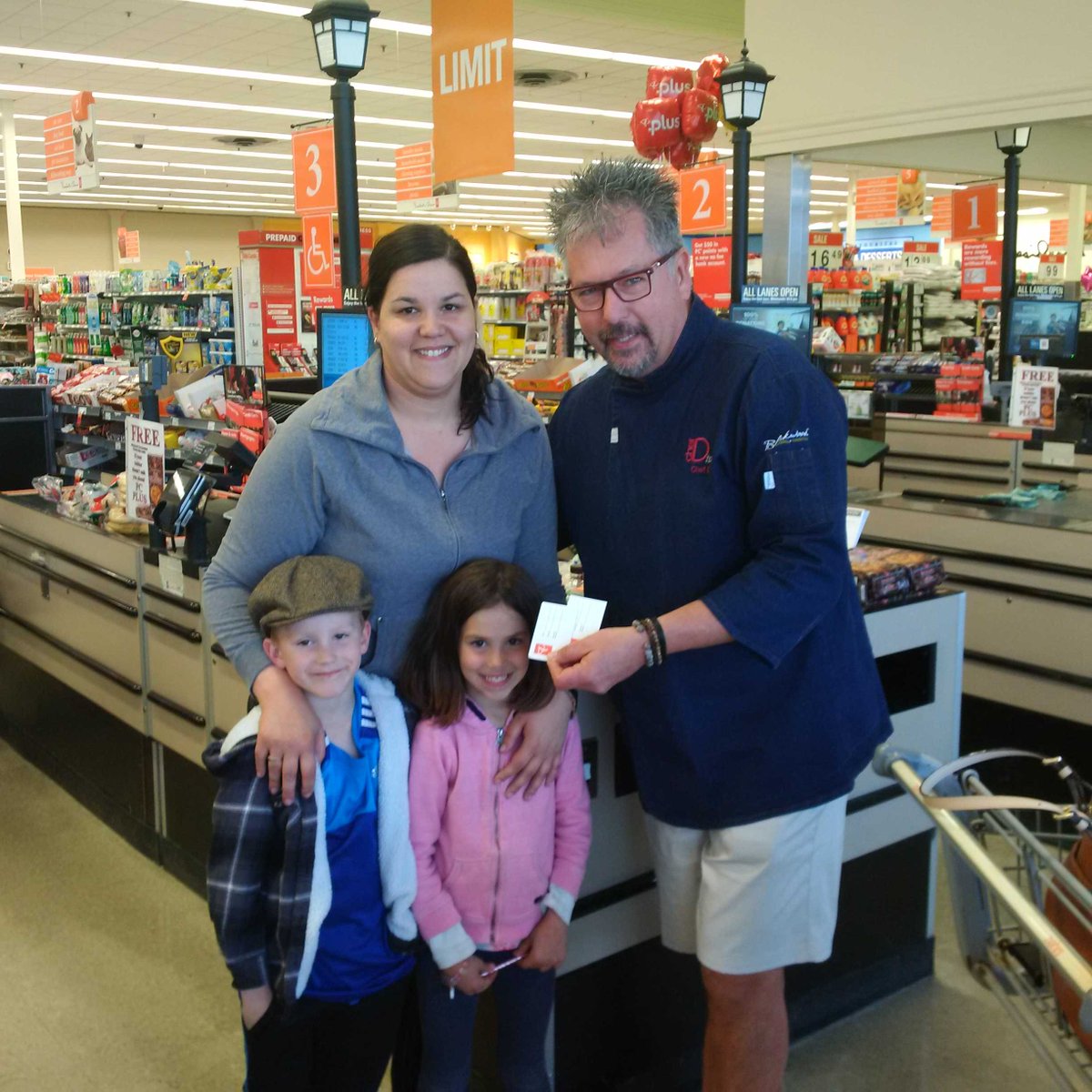 ZehrsHiway's tweet photo. Chef D paying it forward to a very happy customer #marketmoments https://t.co/4T5PkIzeDo