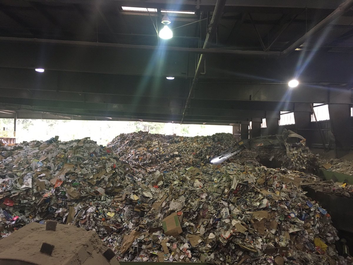 jenpow2's tweet photo. Visitedcascade recycling center this week- look at how much Seattle recycles! That small thing is a CRANE #envir492 https://t.co/EZBkWN0I6s