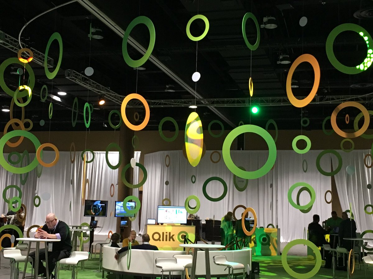 irregularbi's tweet photo. 2nd time today I saw bubbles. Do we have a #databubble!? ;-) #Qonnections https://t.co/Yh3hMbL86L