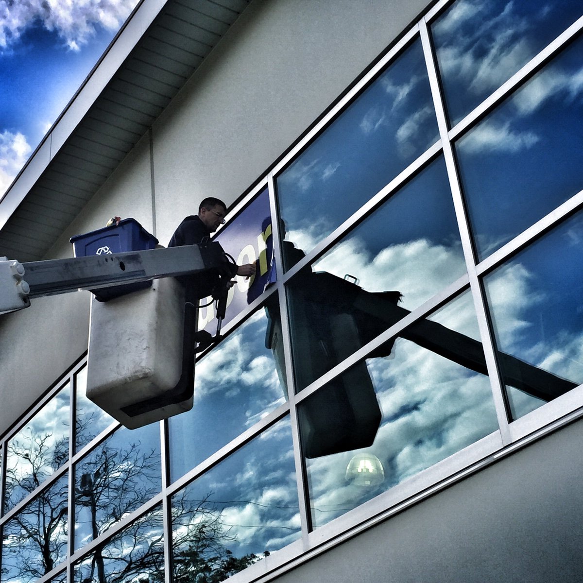 GMediaWraps's tweet image. Big news needs BIG signs. Installer Ivan lays down @ADGraphics_NA 2903 printed on @MutohAmerica #LongTermDurability