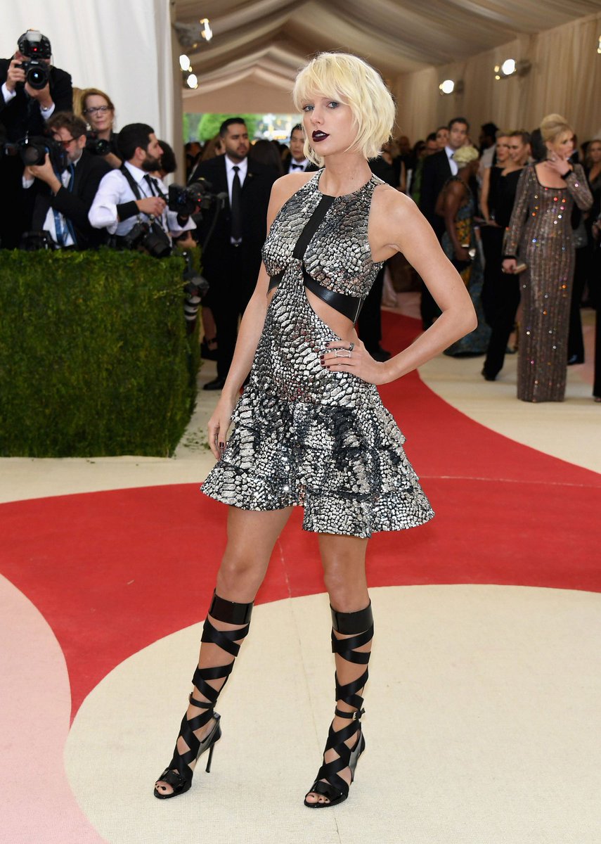 VogueRunway's tweet photo. #MetGala co-chair @taylorswift13 switches up her signature look for the red carpet. https://t.co/G0sly0dRni https://t.co/Wals6AkIE9