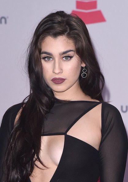 amandiwha's tweet photo. Lauren Jauregui acaba de chegar no tapete vermelho do #MetGala https://t.co/Gv5GUNiafM