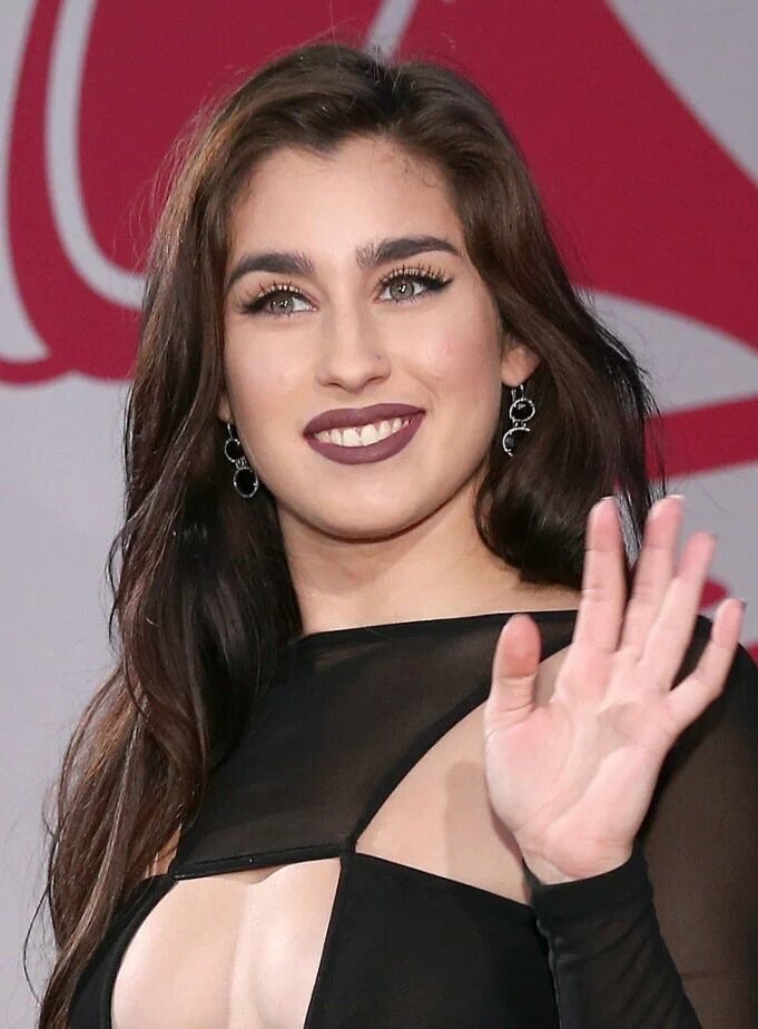 amandiwha's tweet photo. Lauren Jauregui acaba de chegar no tapete vermelho do #MetGala https://t.co/Gv5GUNiafM