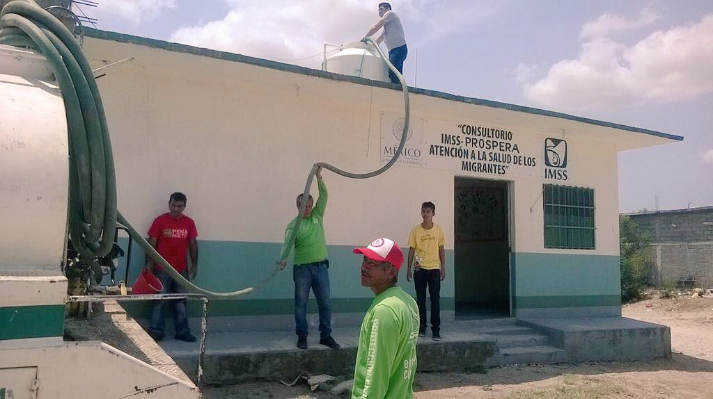 VelascoM_'s tweet photo. Brinda @pcivilchiapas apoyo con pipas de agua a la Casa del Migrante en Arriaga. #AguaParaLosMigrantes. https://t.co/gyux5MgfYG