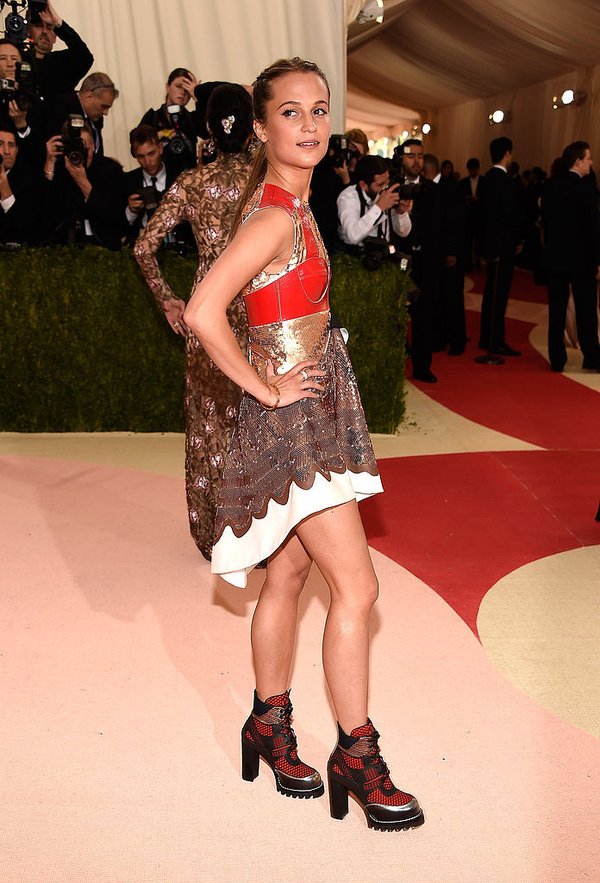 ForbesLife's tweet photo. Oscar-winning actress Alicia Vikander arrives at the #MetGala in asymmetrical Louis Vuitton. https://t.co/M787pSydVN