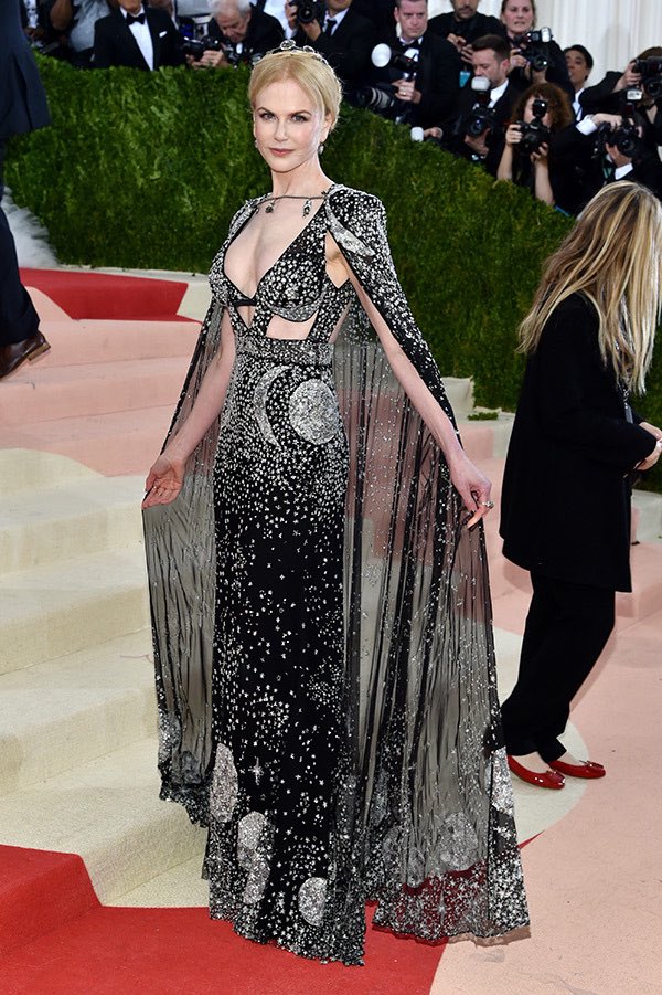 CoutureIsBeyond's tweet image. Nicole Kidman in Alexander McQueen Fall 2016/17 😍 #MetGala