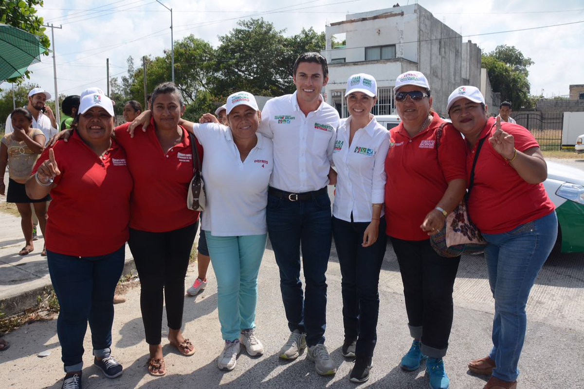 rembertoestrada's tweet photo. Con @tyaraschleske en la Sm 77. Benito Juárez va para adelante trabajando en equipo! #SiempreAdelante https://t.co/y7Qxv69H5m