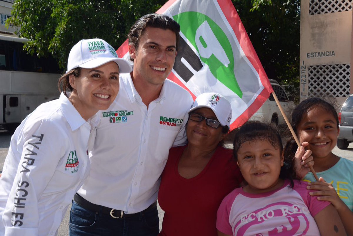 rembertoestrada's tweet photo. Con @tyaraschleske en la Sm 77. Benito Juárez va para adelante trabajando en equipo! #SiempreAdelante https://t.co/y7Qxv69H5m