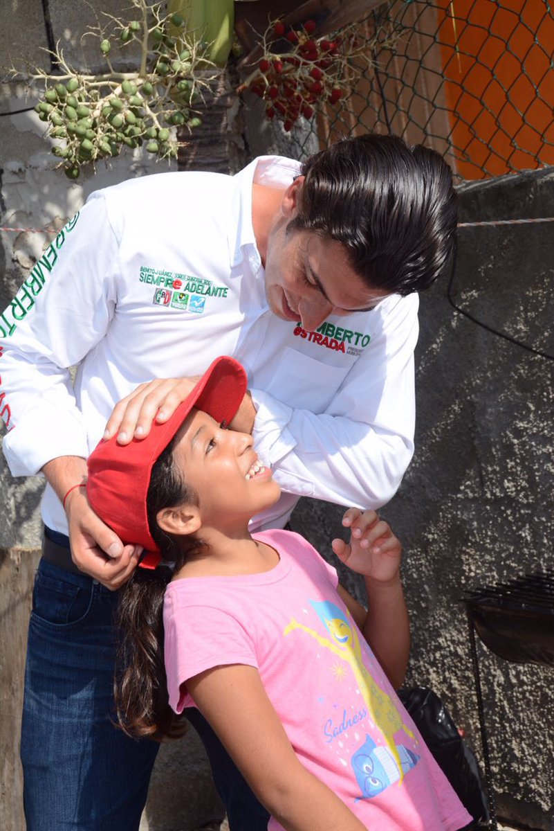 rembertoestrada's tweet photo. Con @tyaraschleske en la Sm 77. Benito Juárez va para adelante trabajando en equipo! #SiempreAdelante https://t.co/y7Qxv69H5m