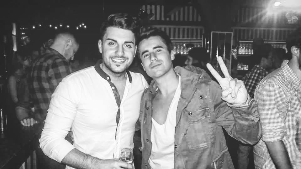 Matias_Zappino's tweet photo. El cuadro mamado pero SIEMPRE de pie! #news #nochones https://t.co/ri7zMuJIkJ https://t.co/zzuJVeLIzl