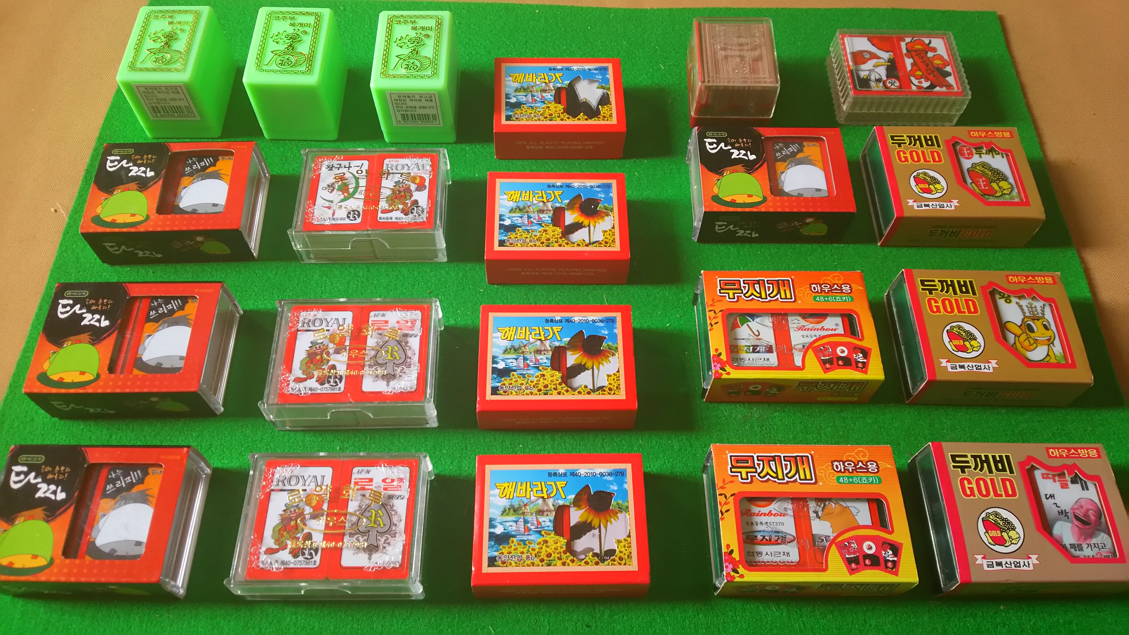 ファ熊 双天至尊堂 5 5のゲームマーケットで双天至尊堂は 韓国花札各種を 850 1500で販売します 韓国花札の背景や遊び方詳細は 講談社g２ アジア賭博紀行 に掲載してありますので ご覧下さい T Co Yn4wzifg4h T Co 5ddn42wcuh