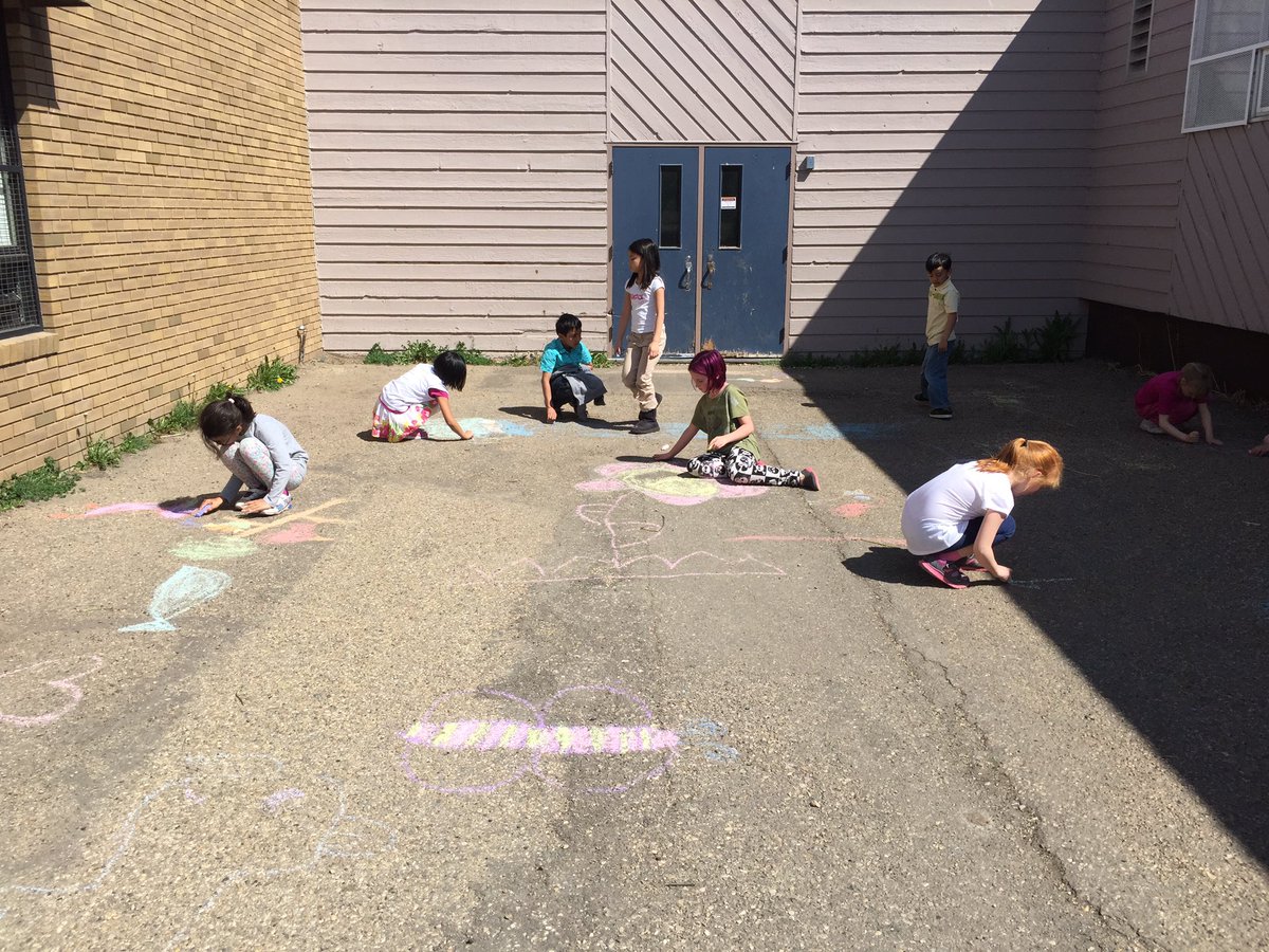 mrsgraber2's tweet photo. Being creative with chalk today at art club!! https://t.co/Opd0fQK1GY