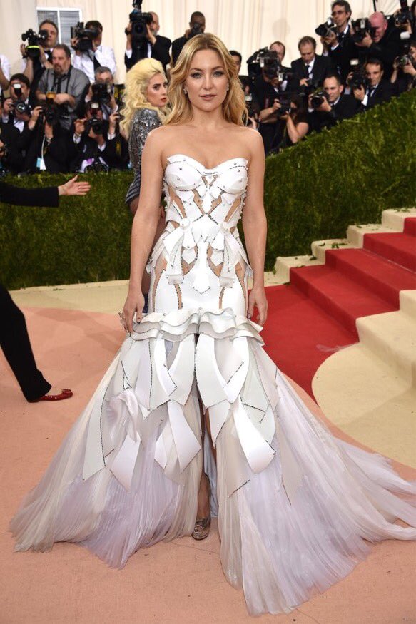 ClicheMagBeauty's tweet photo. Yes, yes, yes Kate Hudson. #MetGala https://t.co/JxO5rfiFzi