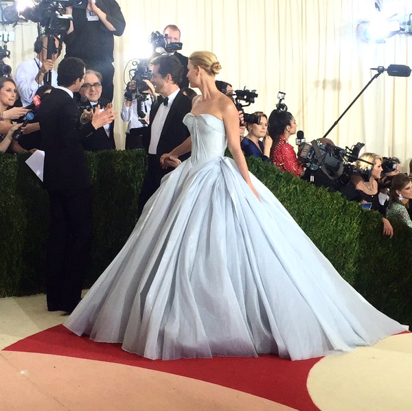 ForbesLife's tweet image. Claire Danes lights up the red carpet in an illuminating @Zac_Posen gown at the #MetGala.