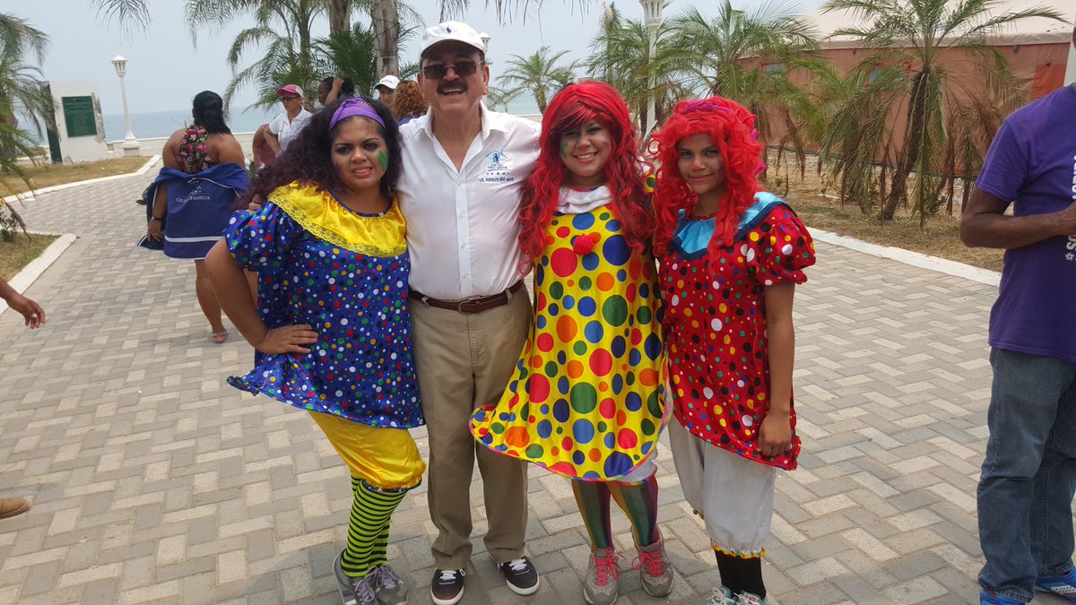 RodolfoIrias's tweet photo. #Recrovia. Padres e hijos disfrutando de los espacios públicos y compartiendo en familia en un ambiente de paz. https://t.co/lK7gQZhs7O