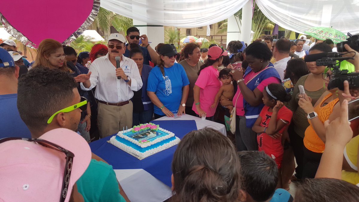 RodolfoIrias's tweet photo. #Recrovia. Padres e hijos disfrutando de los espacios públicos y compartiendo en familia en un ambiente de paz. https://t.co/lK7gQZhs7O
