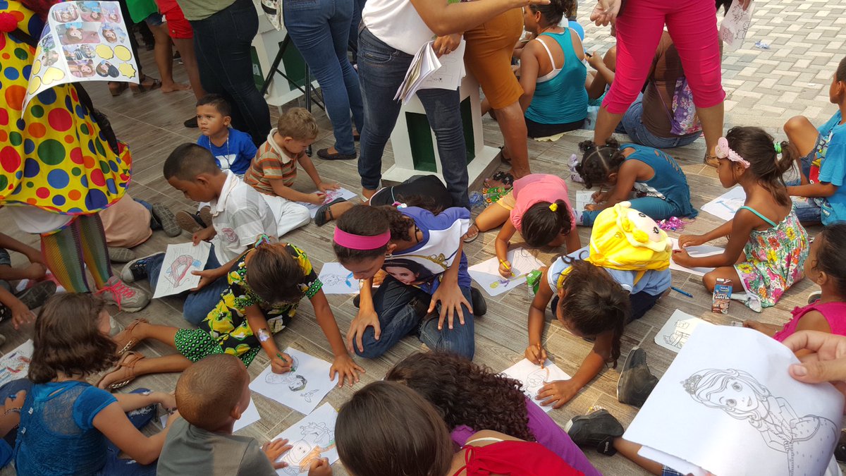 RodolfoIrias's tweet photo. #Recrovia. Padres e hijos disfrutando de los espacios públicos y compartiendo en familia en un ambiente de paz. https://t.co/lK7gQZhs7O