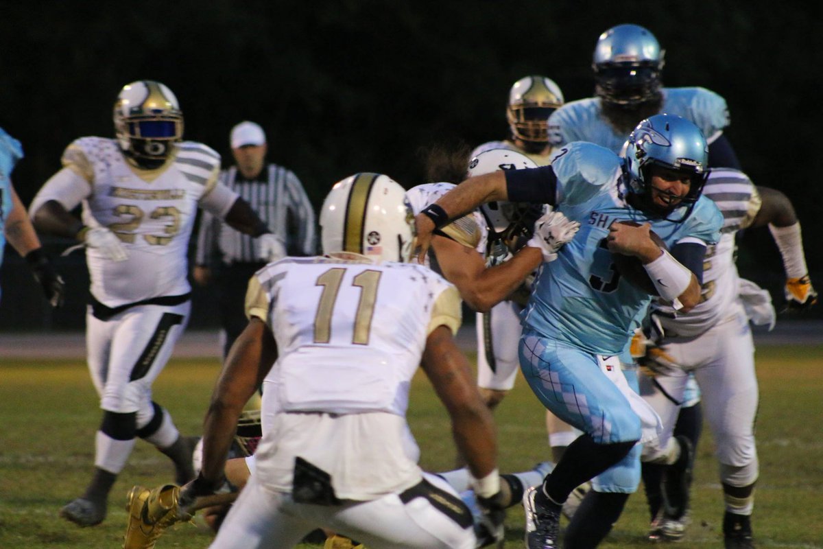 ECarolinaSharks's tweet photo. QB @TSkrypek3 with a tough run against the @26Commandos https://t.co/gaP8iv6nwV