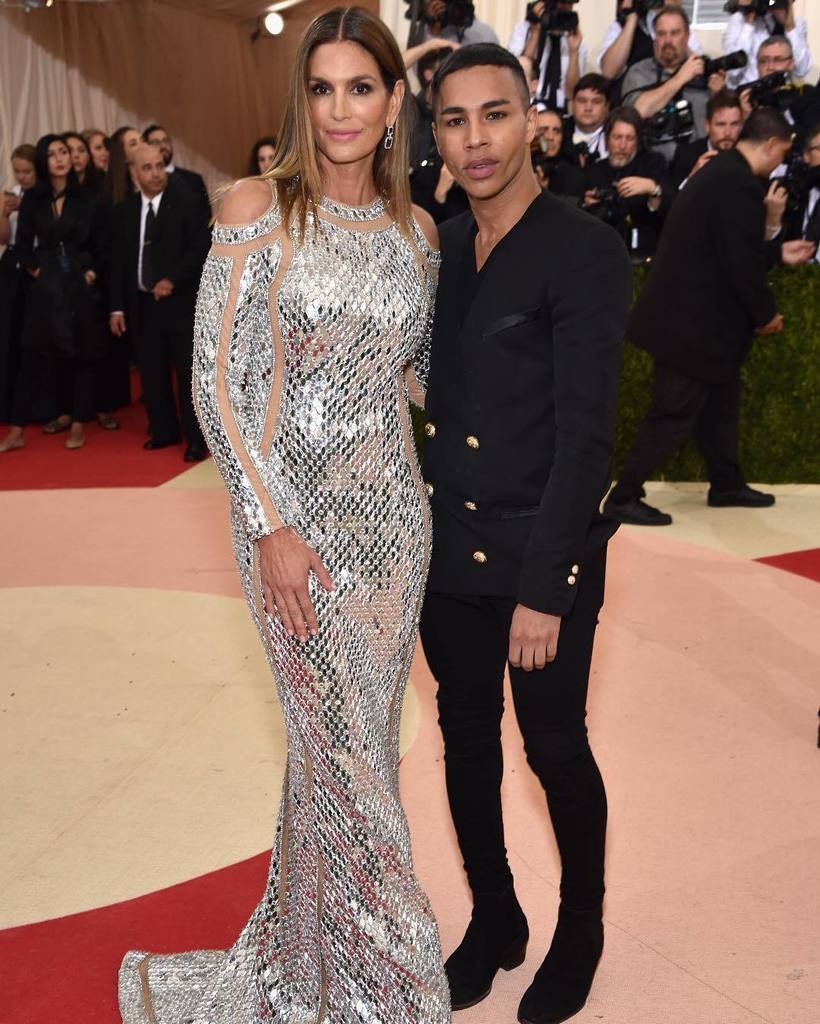 TorontoStar's tweet photo. Let’s get one thing straight: @cindycrawford is looking like 💯 at tonight’s #MetGala. And … https://t.co/VTHWmtKBPS https://t.co/8Xyx2z4l6e