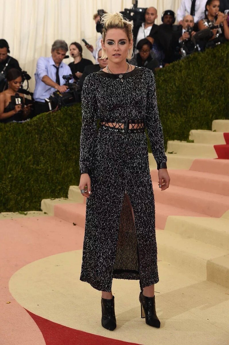 DiarioTwilight's tweet photo. First picture of Kristen Stewart on red carpet #MetGala2016 https://t.co/qDa9U0L4kk