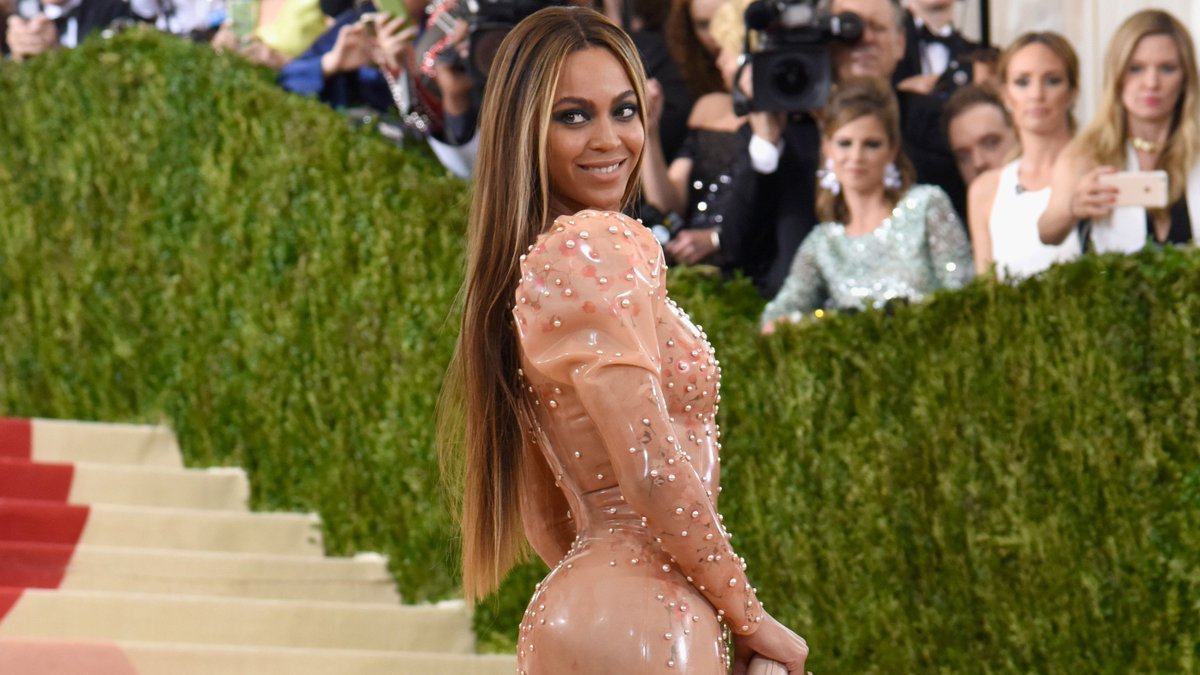 StyleCaster's tweet photo. No words are needed for @Beyonce's #MetGala look other than 🍋🐝🍋🐝🍋🐝🍋 https://t.co/x90zxclpry