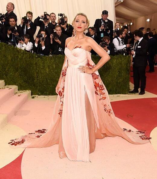 FashionweekNYC's tweet photo. Blake Lively is STUNNING in @Burberry at the #MetGala https://t.co/ZY0mbme5sH